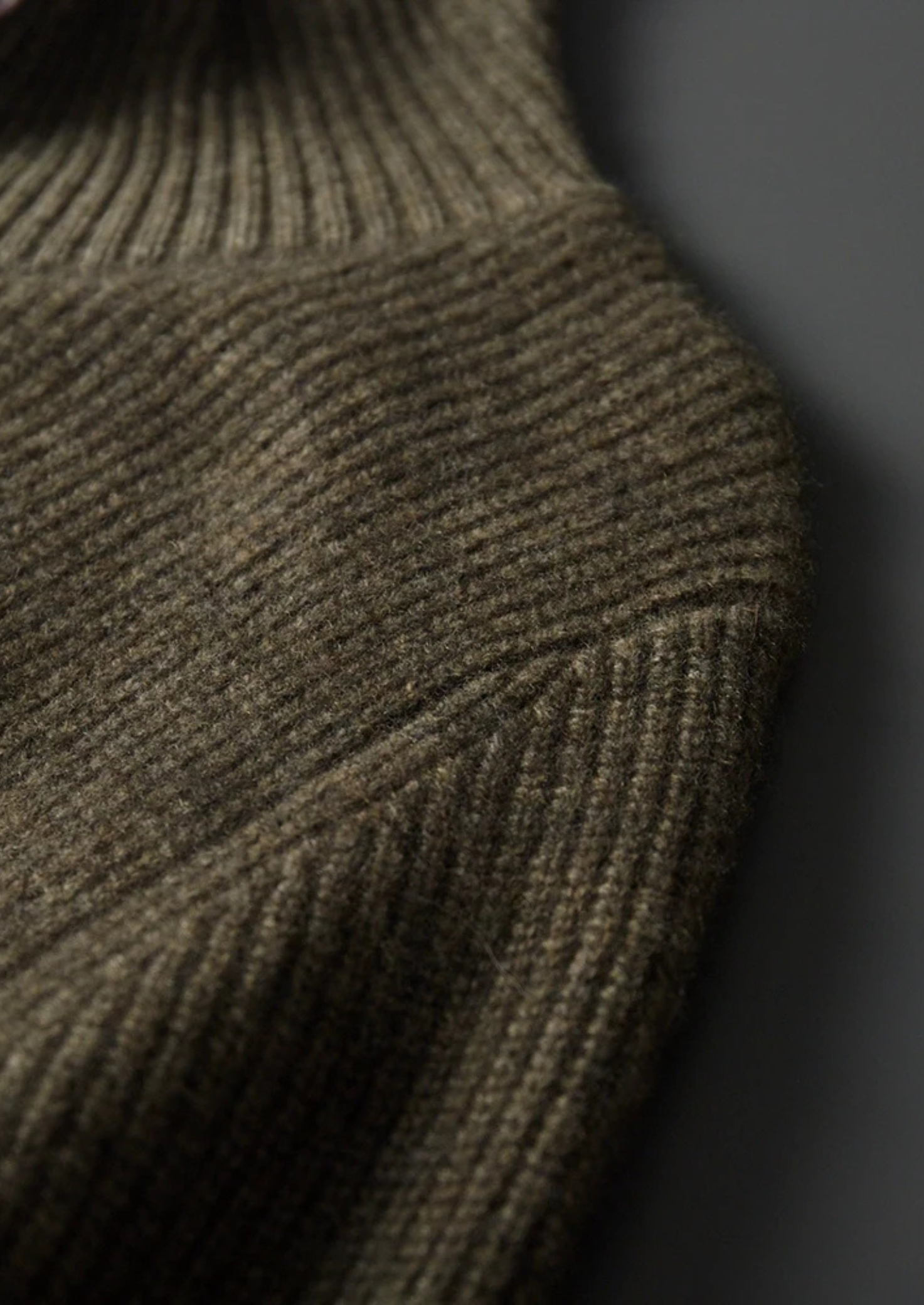 KASCHMIR GERIPPTE HOCHKRAGEN-STRICKJACKE